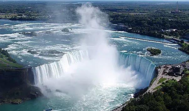 Мъж падна в Ниагарския водопад и оцеля