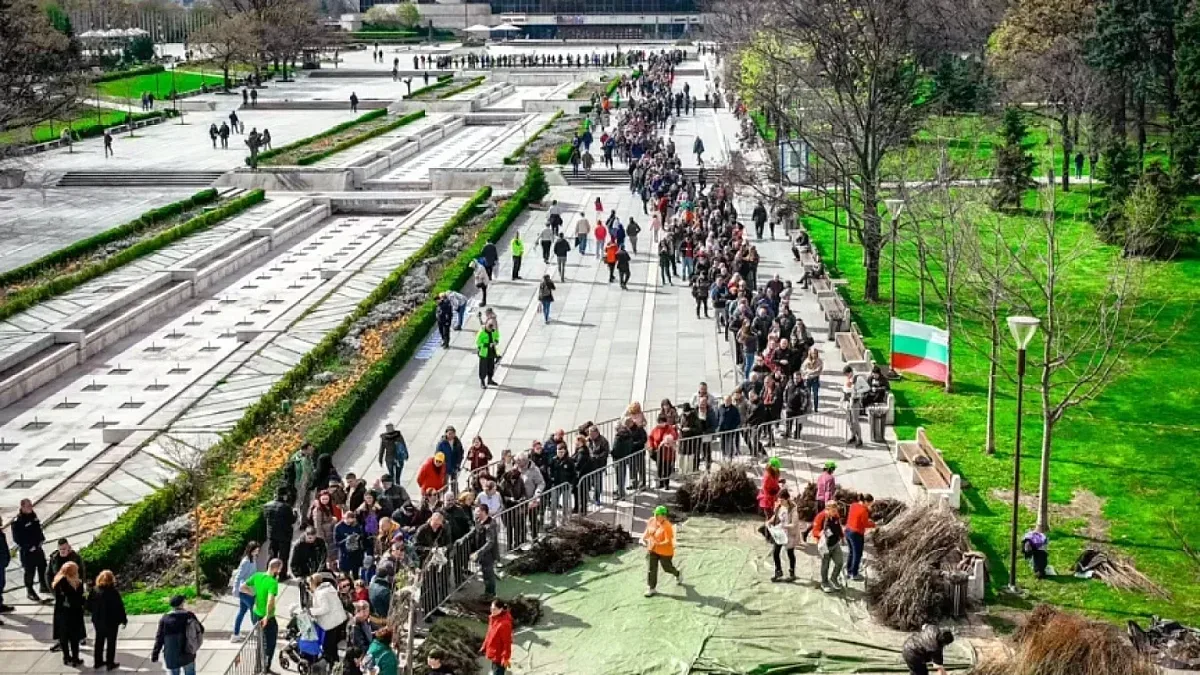Невиждана опашка пред НДК. Причината – невероятна /СНИМКИ/