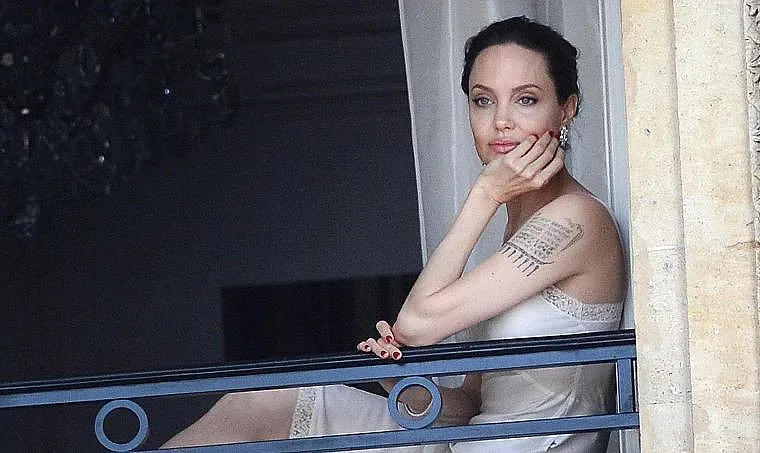 Анджелина Джоли "превзе" Париж (СНИМКИ)