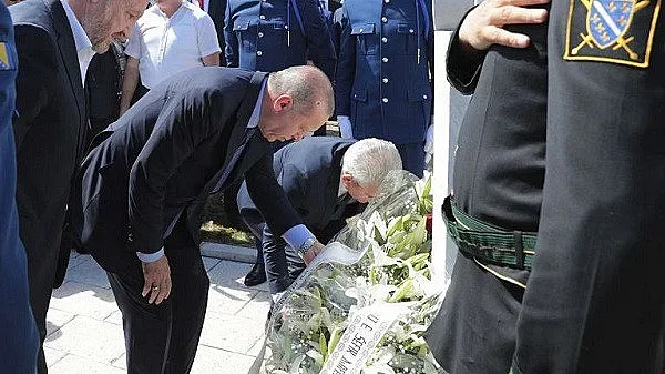 Охраната на Ердоган вади оръжие на летище Сараево