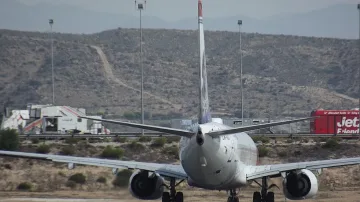 "Боинг 737" кацна аварийно в Москва