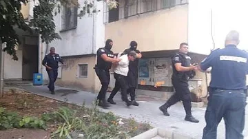 Екшън в Бургас: Побеснял мъж нападна майка с бебе