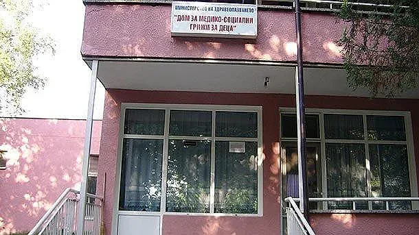 Търсят истинските родители на осиновено дете, за да го спасят!