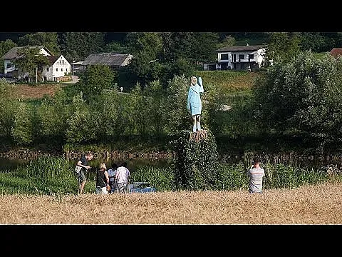 Дървената Мелания приличала на Смърфиета