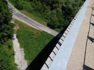 Баща хвърли детето си от мост