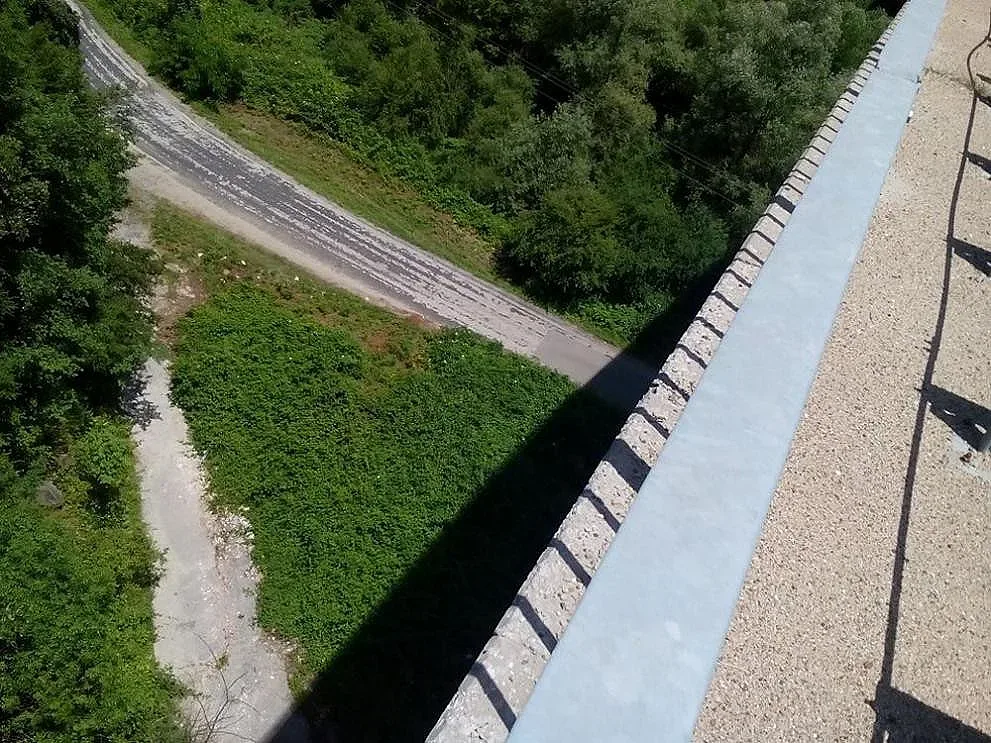 Баща хвърли детето си от мост