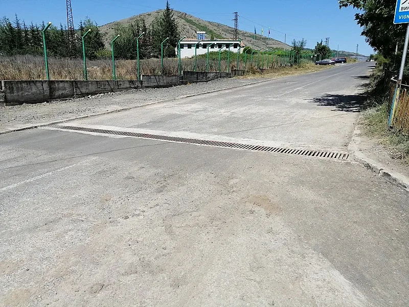 Изграждат отводнителни съоръжения в Момчилградско