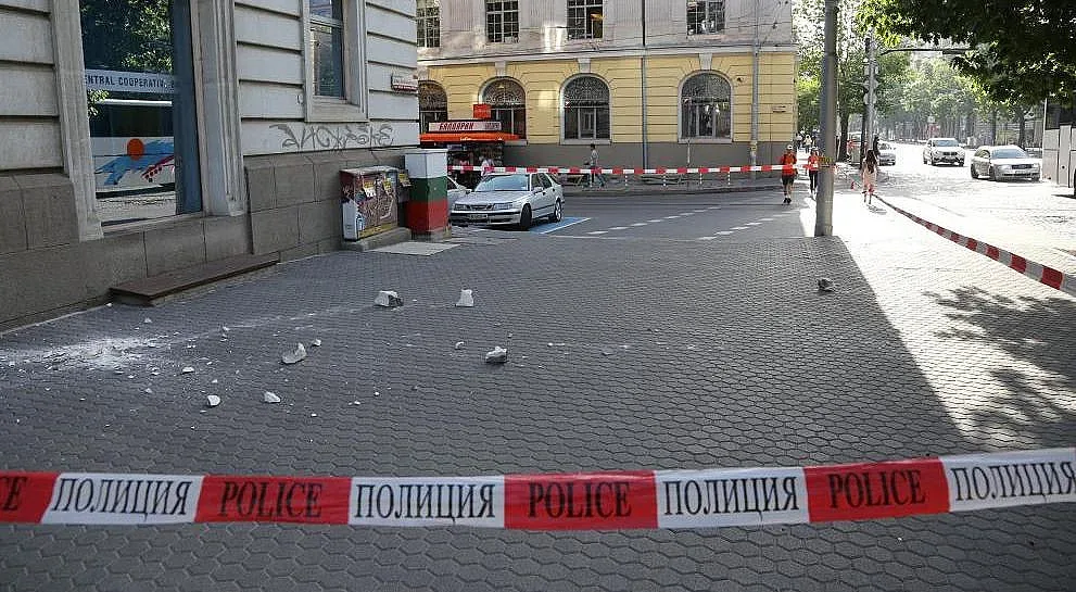 Дъжд! Парче от сграда рухна в центъра на София