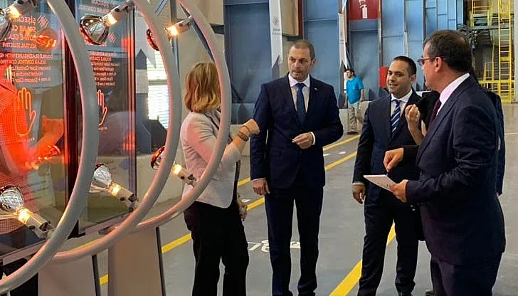 Пуснаха най-голямата пещ за плоско стъкло в ЕС