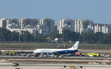 БГ самолет кацна аварийно, спука гума