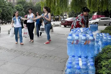 На 4 места в София раздават вода заради жегите