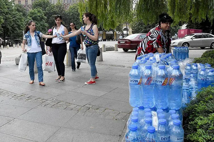 На 4 места в София раздават вода заради жегите