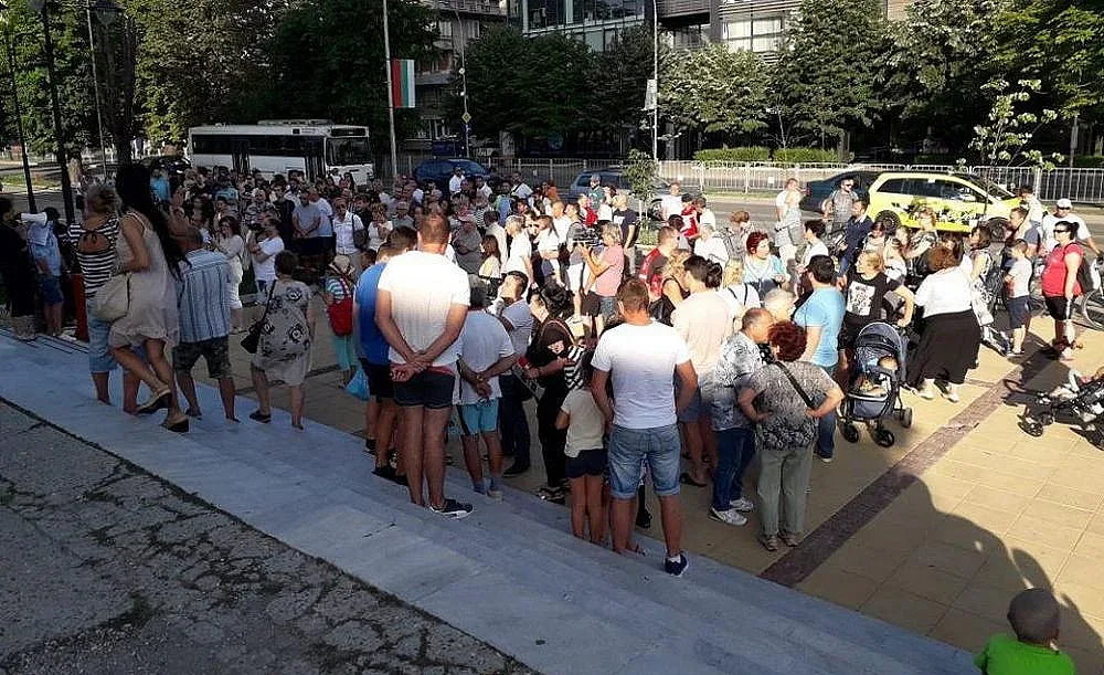 Варненци бесни заради колите в Морската градина