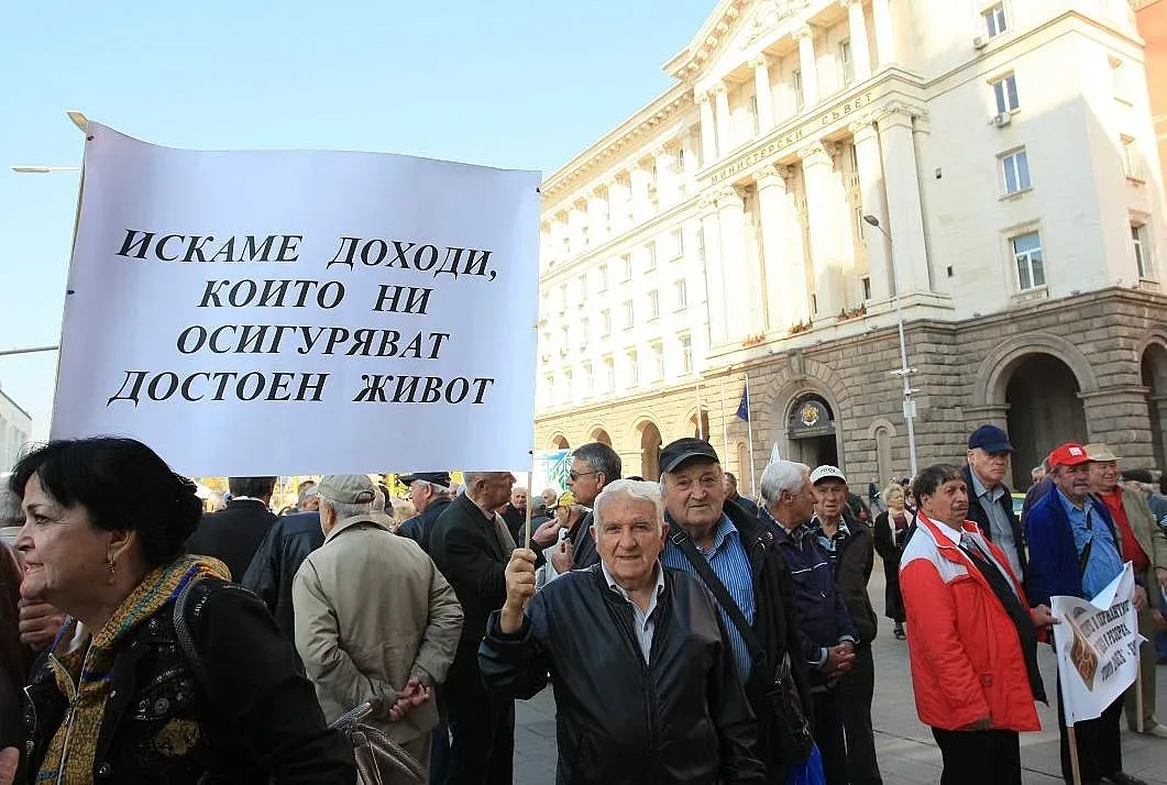 Нови, по-високи стават пенсиите от 1 юли