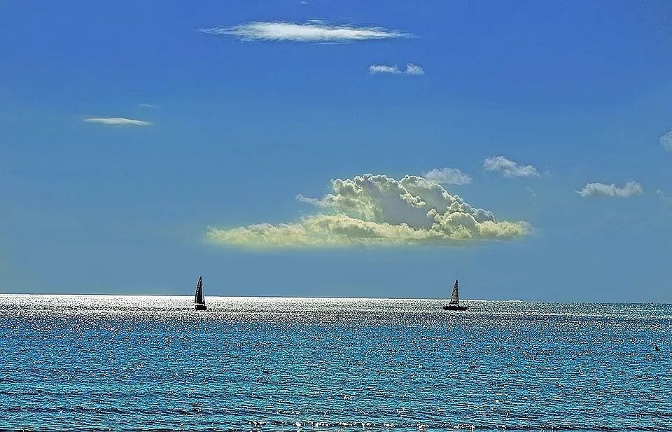 Слънчев и горещ понеделник, топла морска вода
