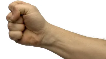 Осмокласник издаде баща насилник, биел вкъщи наред