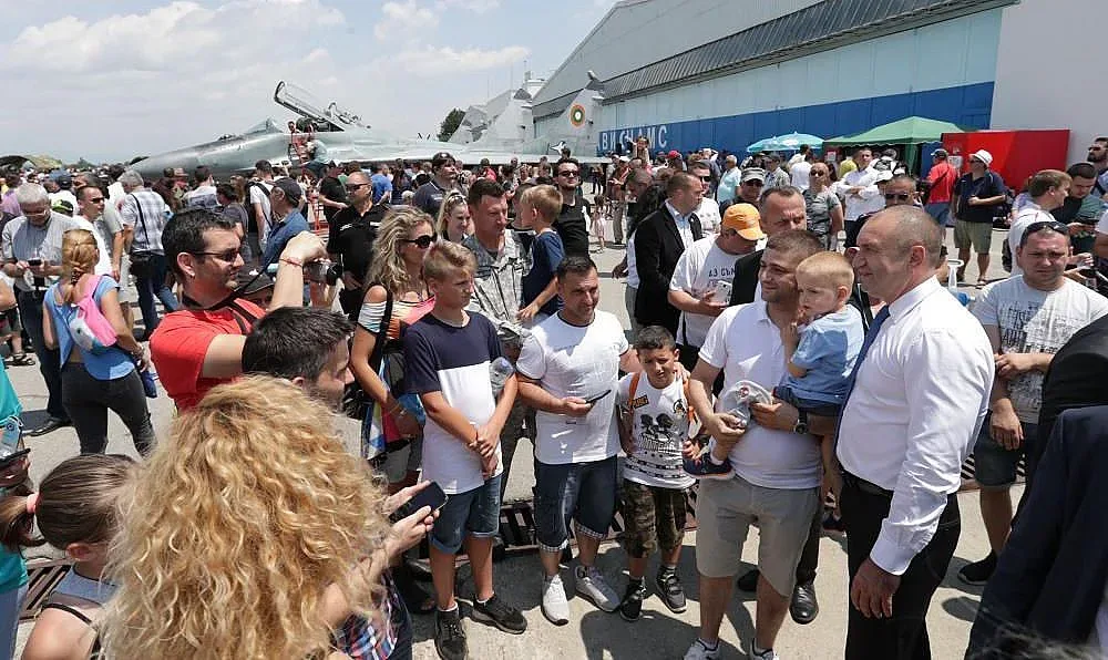 Авиационно шоу в база Граф Игнатиево (СНИМКИ)