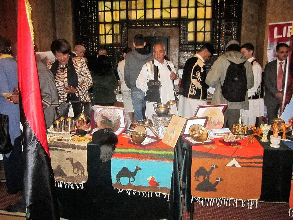 Африка пред Народния театър в София