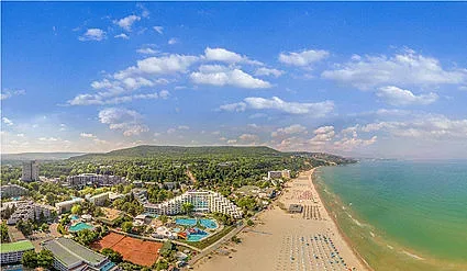 "Кино на тревата" за гос­ти­те в Ал­бе­на