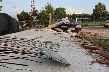 Паднала стена затисна автомобил