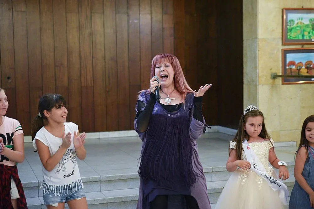 Петя Буюклиева и кметът пяха за Мис Асеновград