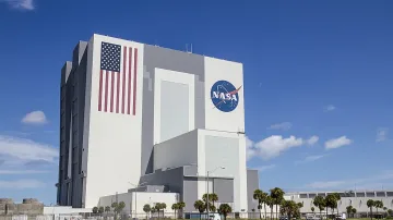 НАСА отваря запечатани проби от мисиите "Аполо"