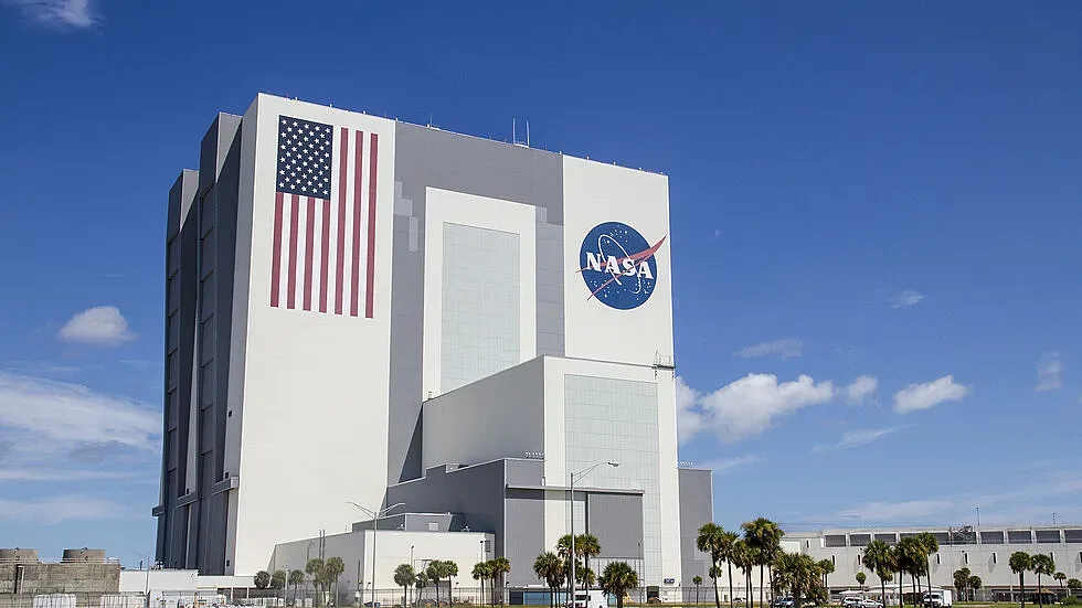 НАСА отваря запечатани проби от мисиите "Аполо"