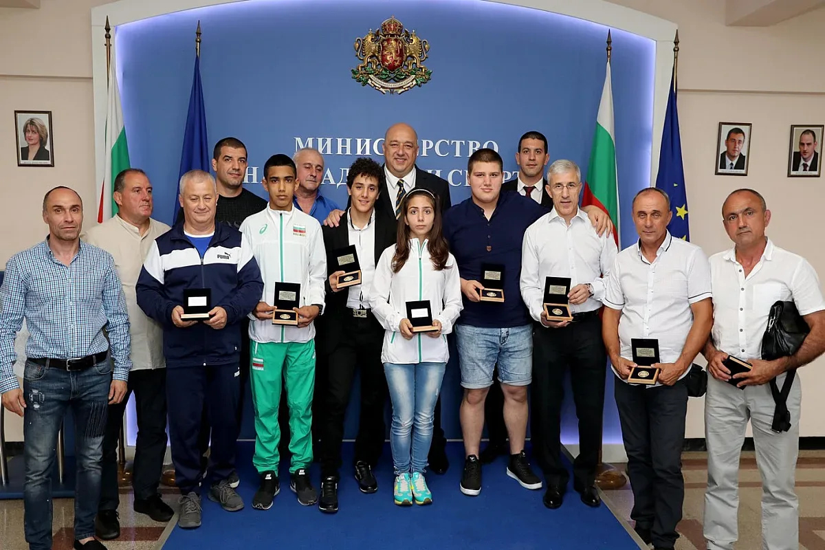 Министър Кралев награди медалистите от Евро 2019 по борба за кадети