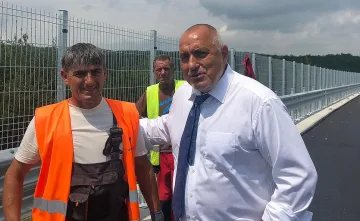 Премиерът с джипа: Провери магистрални мостове