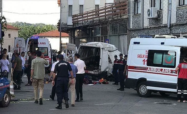 11 нелегални мигранти убити в катастрофа в Одрин