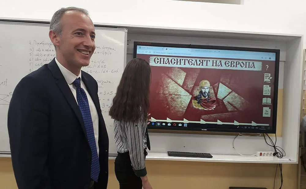 Коригират новите учебници заради комунизма