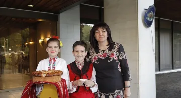 Караянчева се срещна с българи в Москва (СНИМКИ)