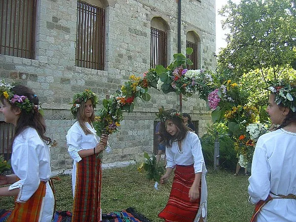 Деца празнуваха Еньовден в музея