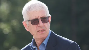 Румен Овчаров влиза в съда