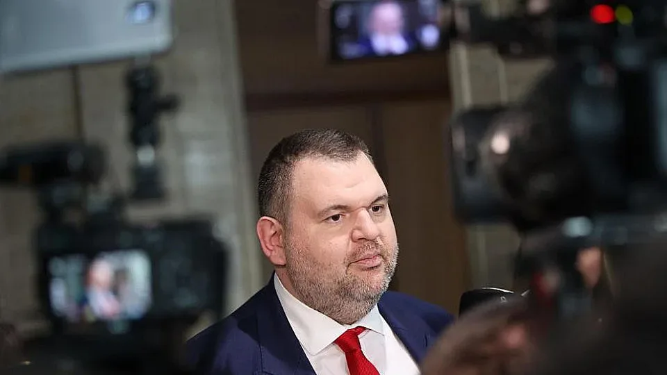 Горещо от "Галъп"! Рокада на върха - Пеевски отвя Промяната