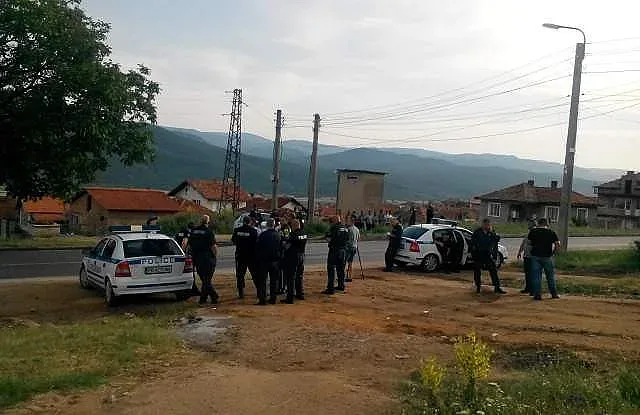 Куршуми, камъни и колове в нов ромски екшън в Розино