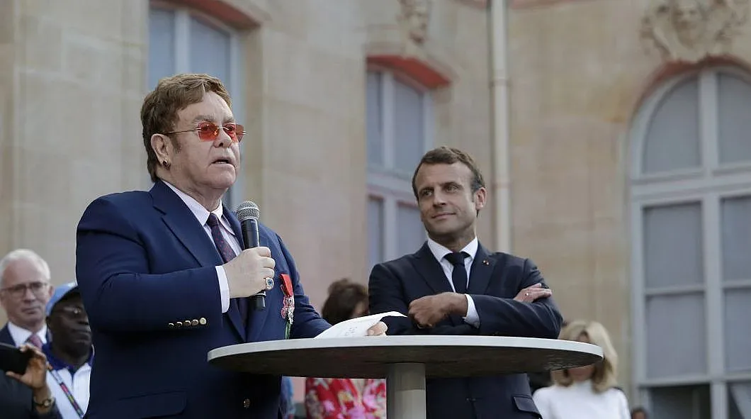 Дадоха френския Почетен легион на Елтън Джон