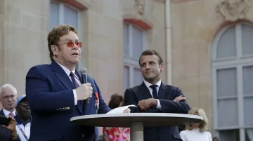 Дадоха френския Почетен легион на Елтън Джон