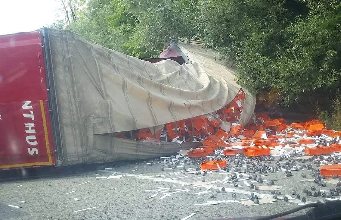 Обърнат камион затвори Прохода на републиката