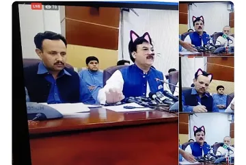 Пакистански министър  с котешки уши на пресконференция