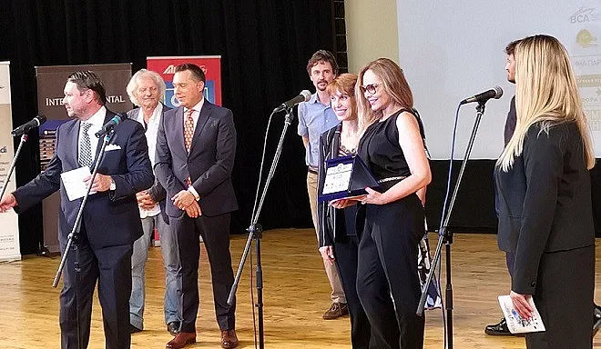 Шал с БГ шевици получи Орнела Мути в НДК