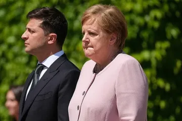 Зеленски се оправдава странно за треперещата Меркел