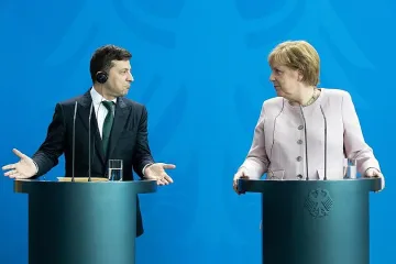 Зеленски: Какво ви е? Меркел: Дехидратирана съм!