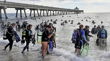 633 души чистят океана като за Гинес