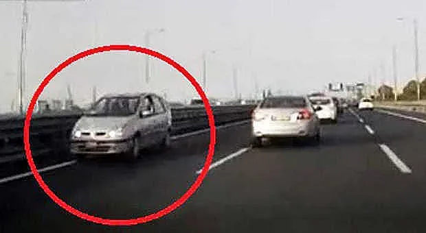 Вижте луд българин в насрещното в Италия!