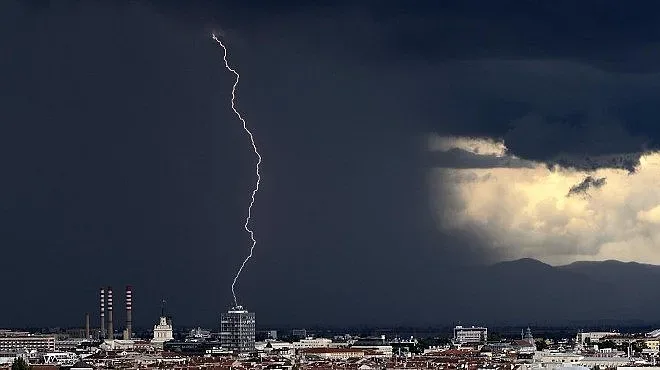 Мълния уби мъж в София, нямало гръмоотводи