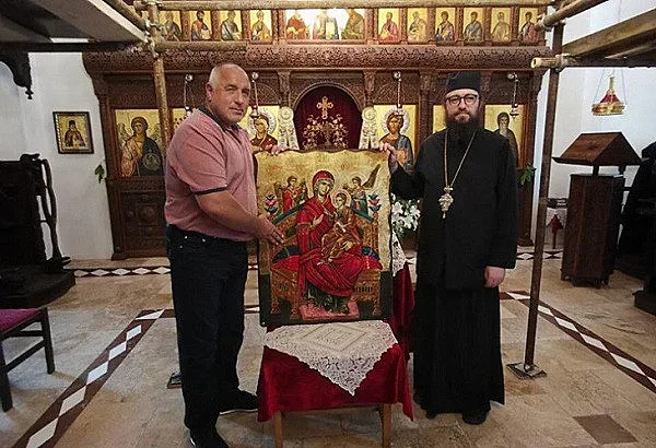 Бойко Борисов дари икона на Дивотинския манастир