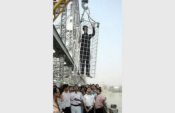 Илюзионист във вериги се удави в река