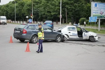 Джигит мина на червено и помля патрулка