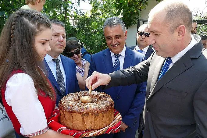 Президентът доволен, че Нинова остава шеф на БСП